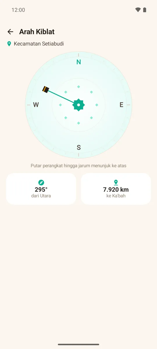 Kompas kiblat dengan jarum menuju Ka'bah, derajat arah, dan jarak dari lokasi pengguna